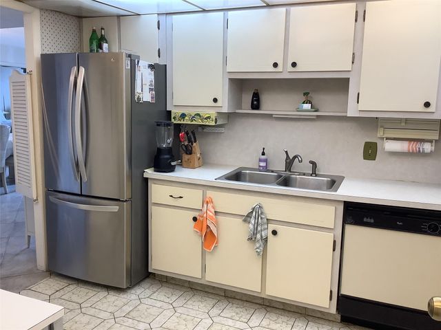 437 Golden Isles Dr 8A, Hallandale Beach, FL 33009