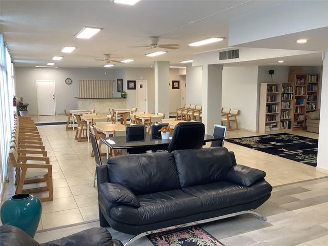 437 Golden Isles Dr 8A, Hallandale Beach, FL 33009