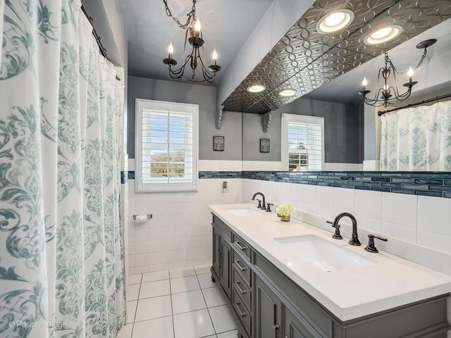 8 Larkspur Lane, Clarendon Hills, IL 60514