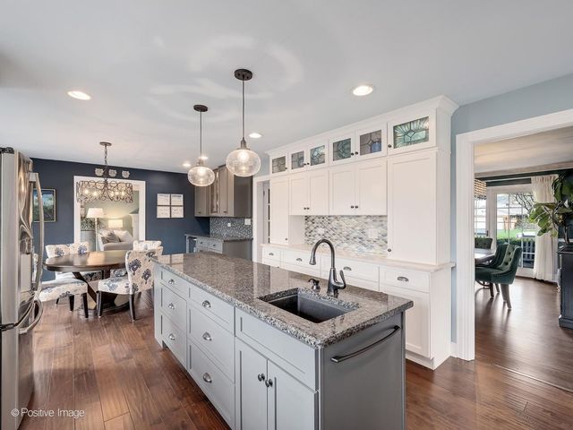 8 Larkspur Lane, Clarendon Hills, IL 60514