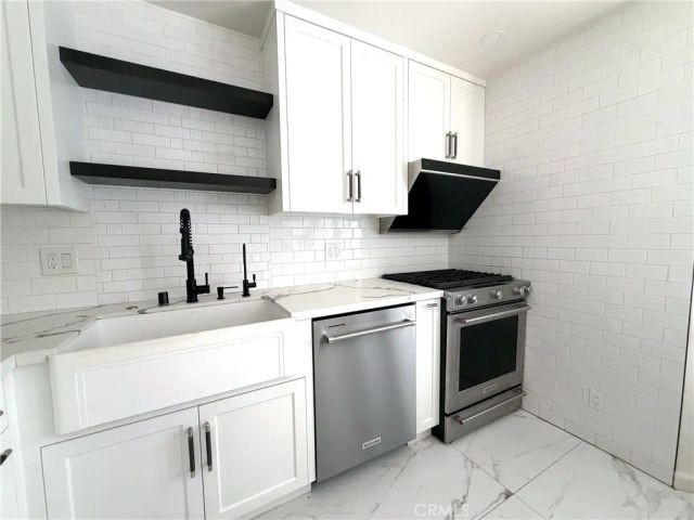 11940 Weddington Street 16, Los Angeles, CA 91607