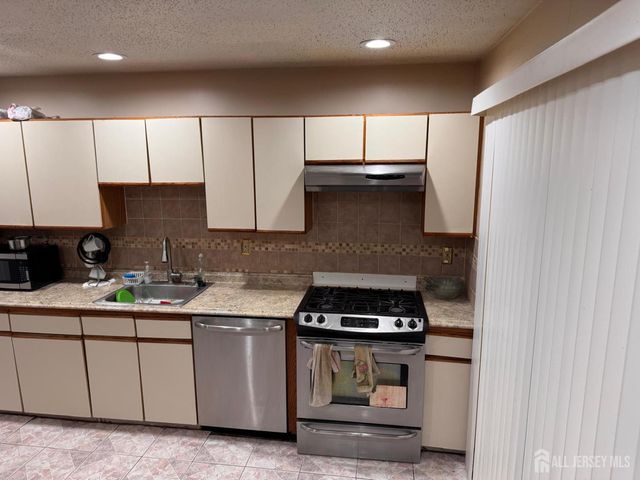 40 Linda Lane, Edison, NJ 08820