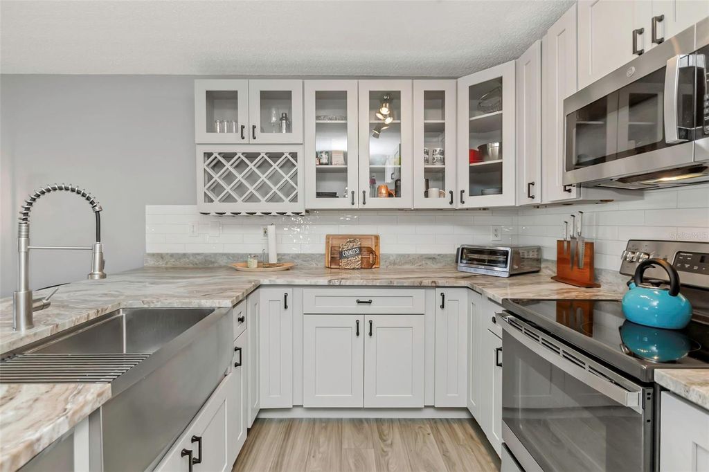 Image 5 of property listing at 3323 CRYSTAL COURT E B, Palm Harbor, FL 34685