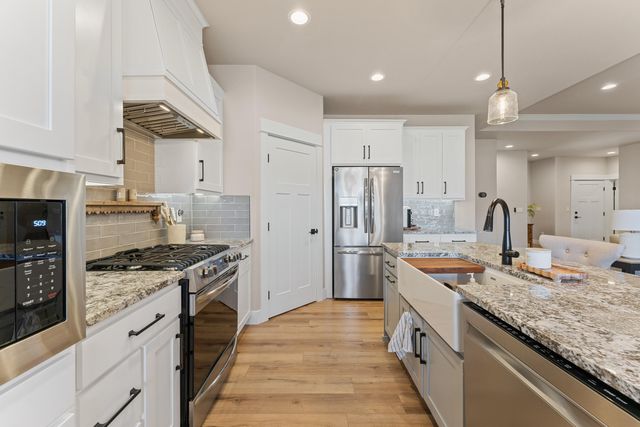 1004 Arana Drive, Phoenix, OR 97535