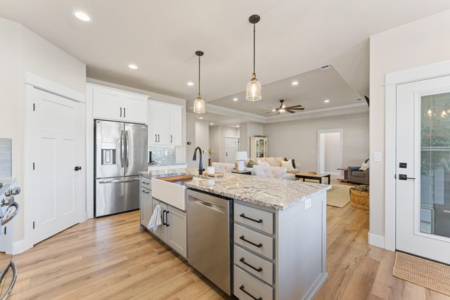 1004 Arana Drive, Phoenix, OR 97535