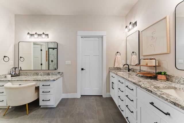 1004 Arana Drive, Phoenix, OR 97535
