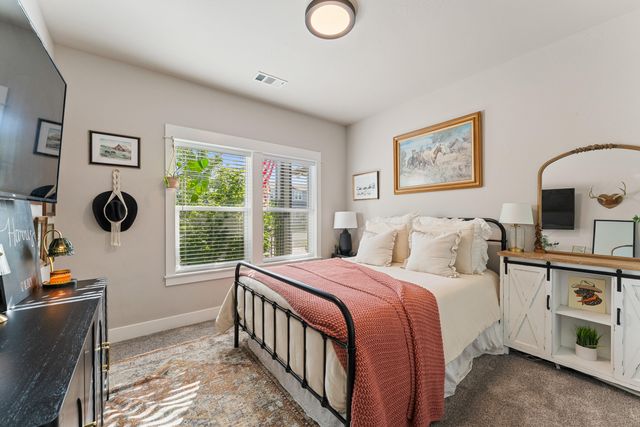 1004 Arana Drive, Phoenix, OR 97535