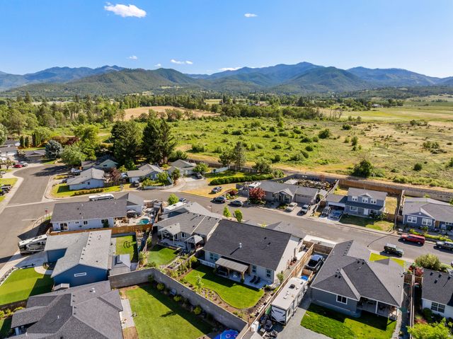 1004 Arana Drive, Phoenix, OR 97535