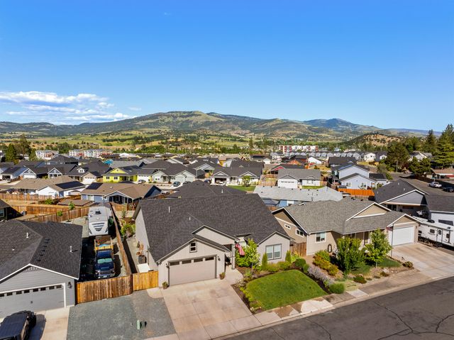 1004 Arana Drive, Phoenix, OR 97535