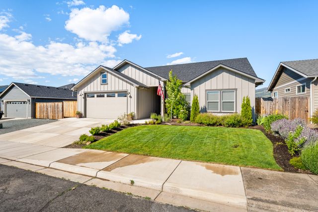 1004 Arana Drive, Phoenix, OR 97535