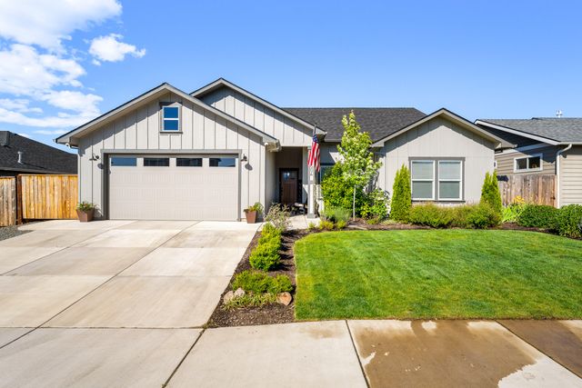 1004 Arana Drive, Phoenix, OR 97535