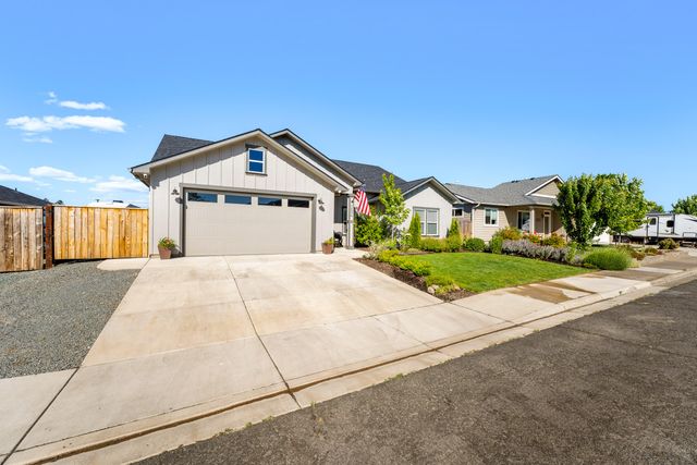 1004 Arana Drive, Phoenix, OR 97535