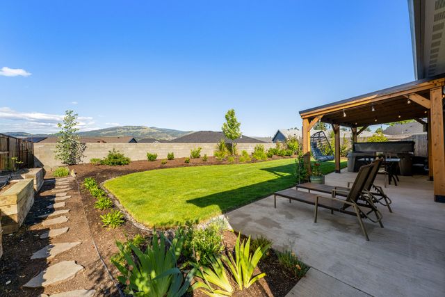 1004 Arana Drive, Phoenix, OR 97535