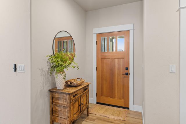 1004 Arana Drive, Phoenix, OR 97535