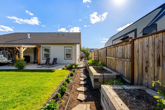 1004 Arana Drive, Phoenix, OR 97535