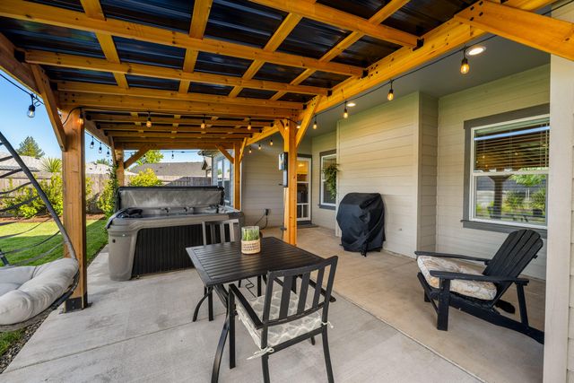 1004 Arana Drive, Phoenix, OR 97535