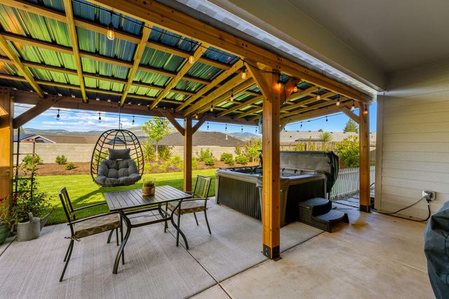 1004 Arana Drive, Phoenix, OR 97535