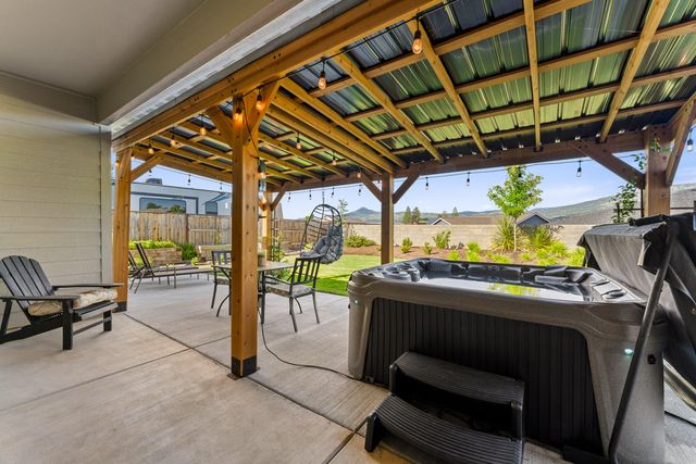 1004 Arana Drive, Phoenix, OR 97535
