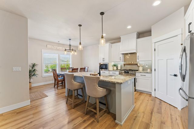 1004 Arana Drive, Phoenix, OR 97535