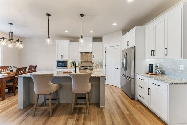 1004 Arana Drive, Phoenix, OR 97535