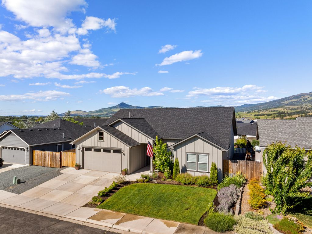 1004 Arana Drive, Phoenix, OR 97535
