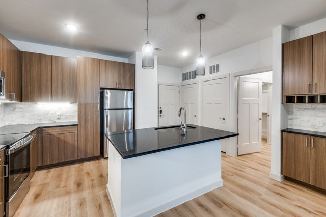 512 N Ewing Avenue 217, Dallas, TX 75203