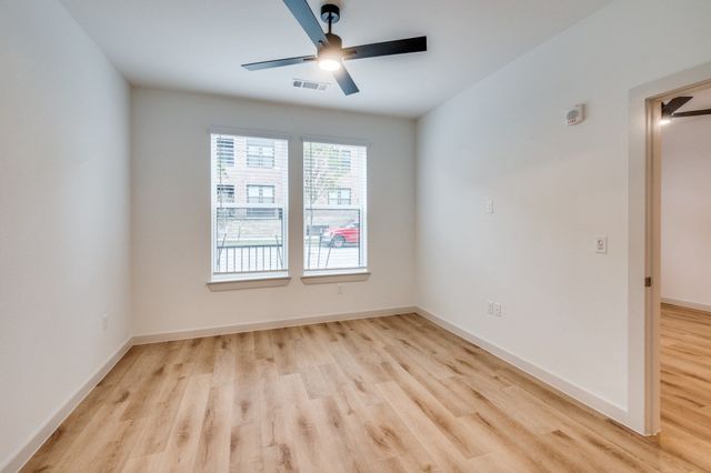 512 N Ewing Avenue 217, Dallas, TX 75203