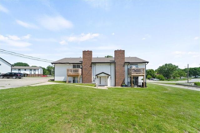 2203 Twin Oaks Drive, Harrisonville, MO 64701