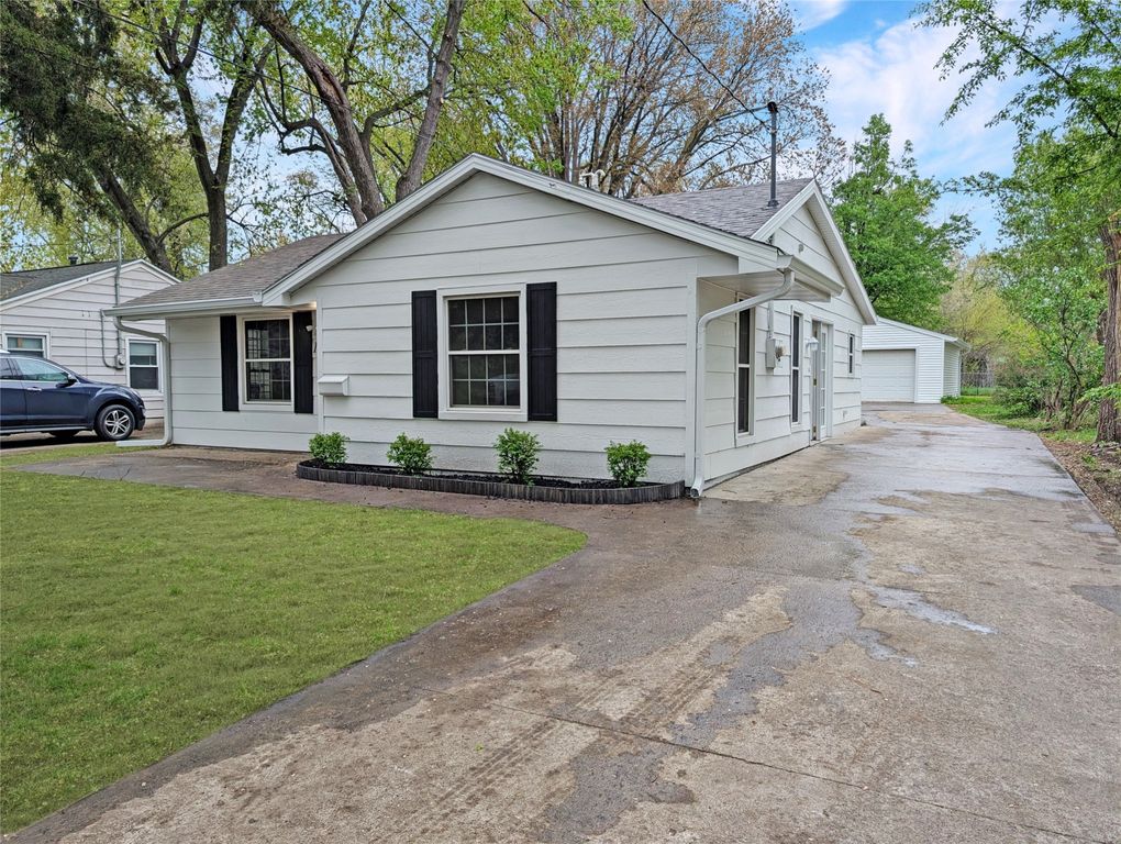 1615 E 29th Street, Des Moines, IA 50317