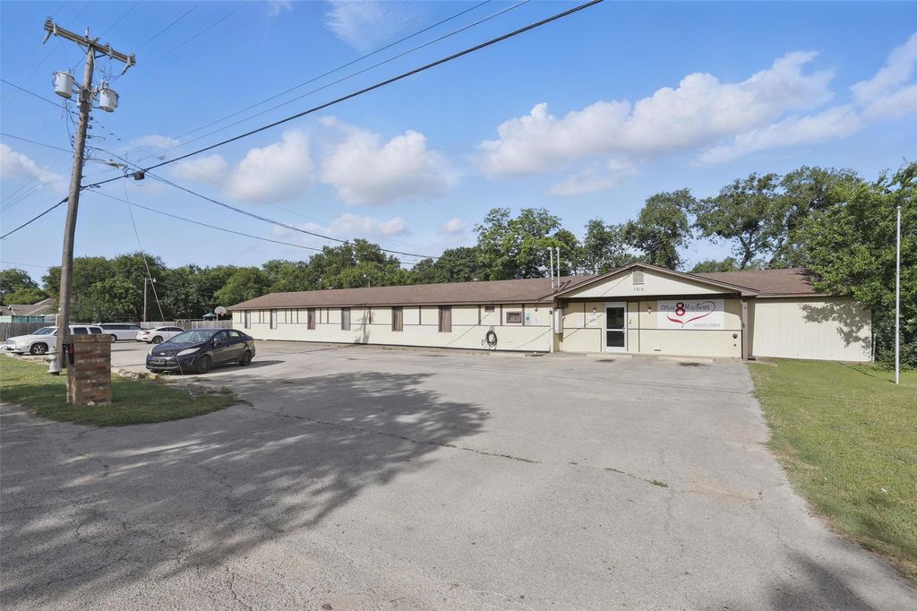 1915 N Wilhite Street, Cleburne, TX 76031