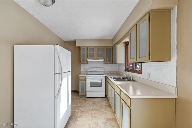 1324 Trares Road, Mogadore, OH 44260