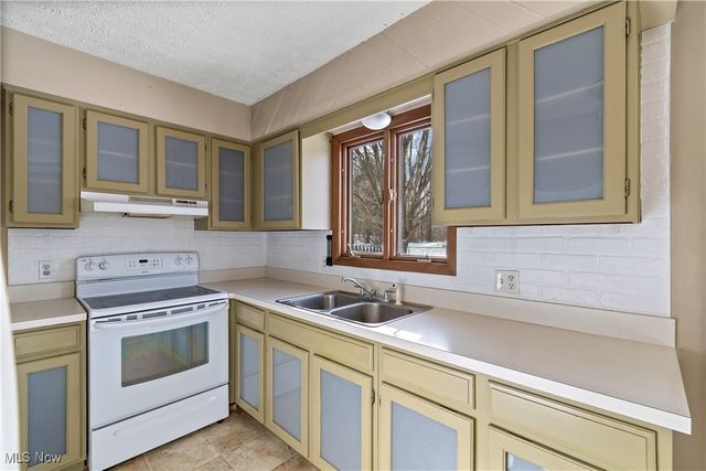 1324 Trares Road, Mogadore, OH 44260