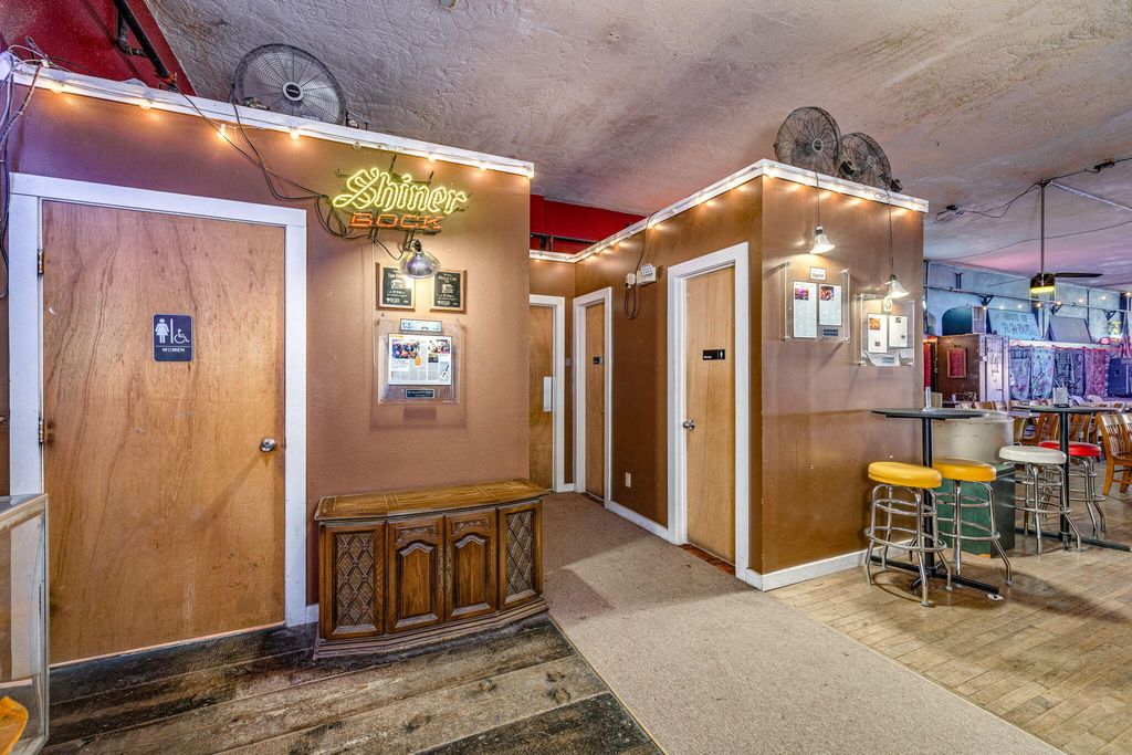 Image 12 of property listing at 123 S Chadbourne Street, San Angelo, TX 76903