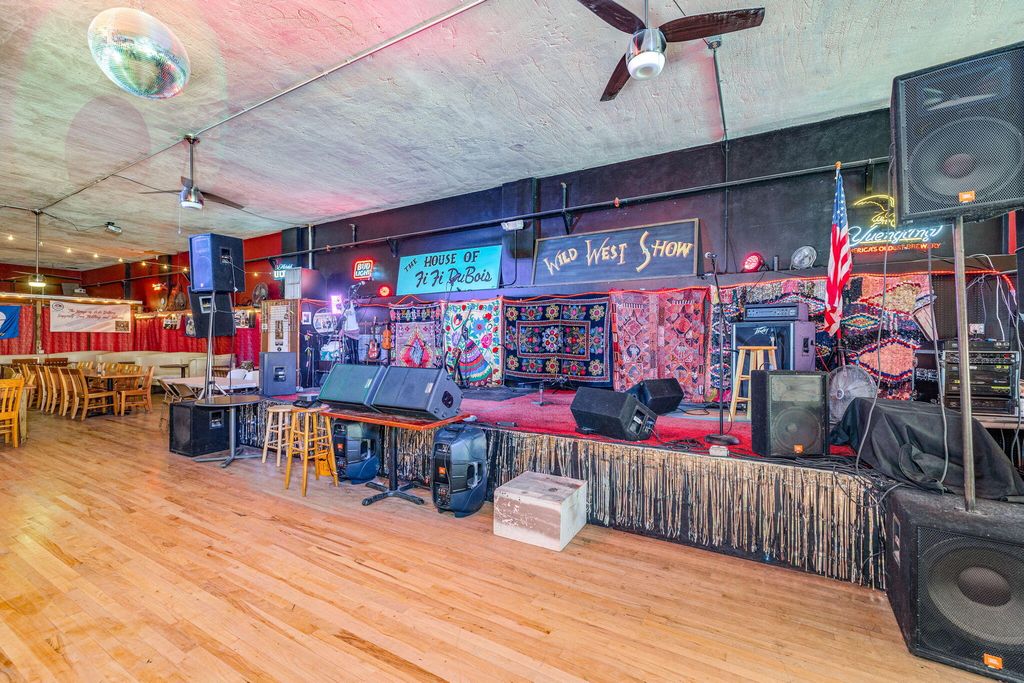 Image 7 of property listing at 123 S Chadbourne Street, San Angelo, TX 76903