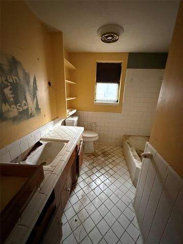 5924 N College Street, Warr Acres, OK 73122