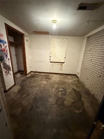 5924 N College Street, Warr Acres, OK 73122