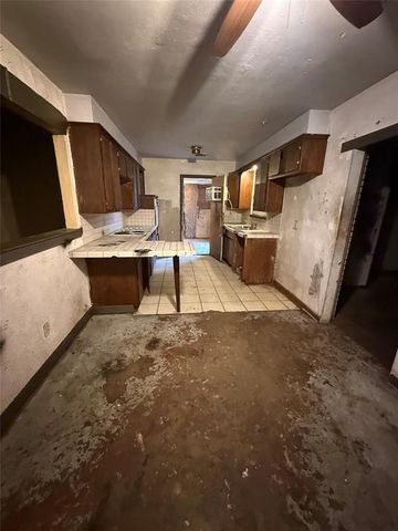 5924 N College Street, Warr Acres, OK 73122