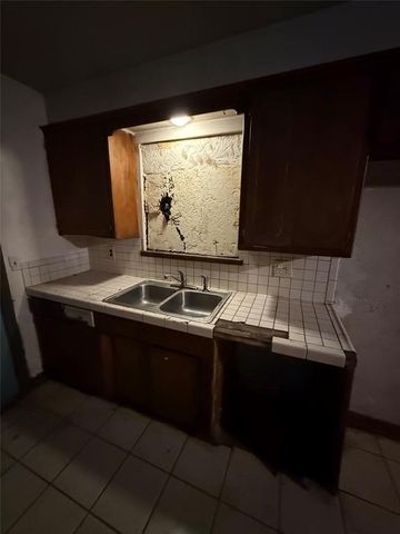 5924 N College Street, Warr Acres, OK 73122