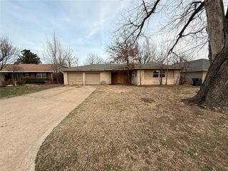 5924 N College Street, Warr Acres, OK 73122