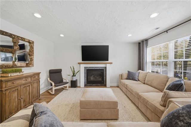 270 Carawan LN, Chesapeake, VA 23322