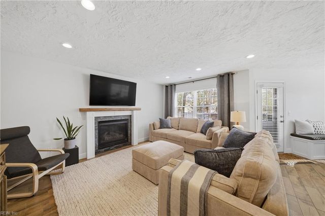 270 Carawan LN, Chesapeake, VA 23322