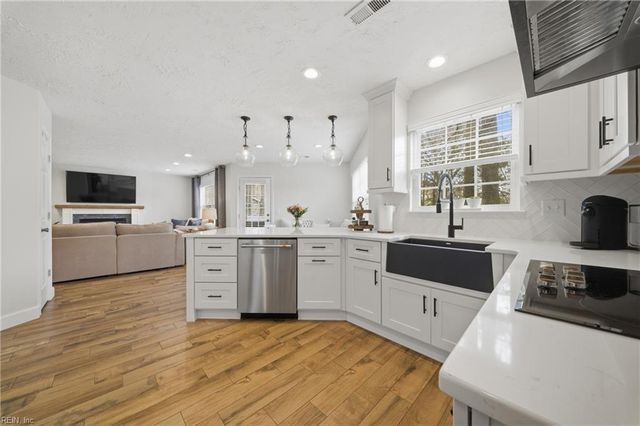 270 Carawan LN, Chesapeake, VA 23322