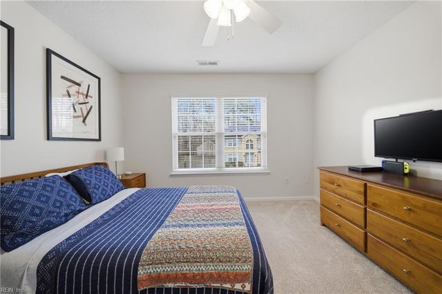 270 Carawan LN, Chesapeake, VA 23322