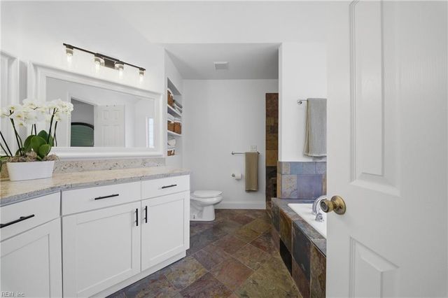 270 Carawan LN, Chesapeake, VA 23322