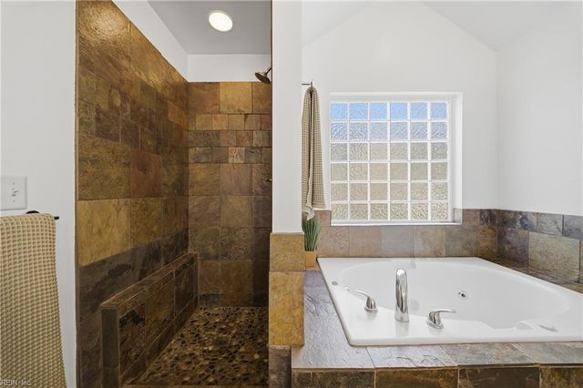 270 Carawan LN, Chesapeake, VA 23322