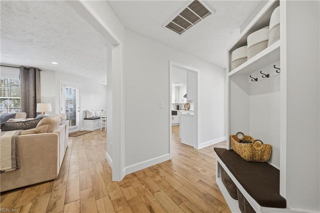 270 Carawan LN, Chesapeake, VA 23322