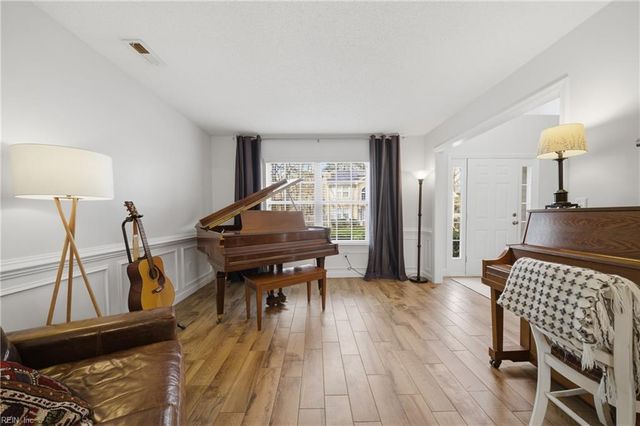 270 Carawan LN, Chesapeake, VA 23322