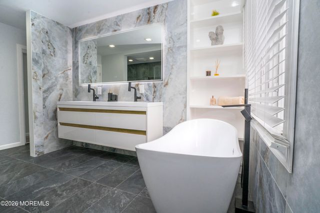 29 Maple Street, Middletown, NJ 07758