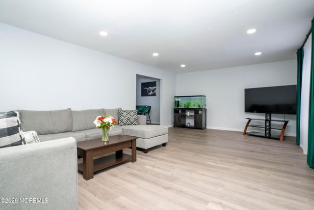 29 Maple Street, Middletown, NJ 07758