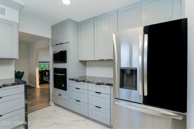 29 Maple Street, Middletown, NJ 07758